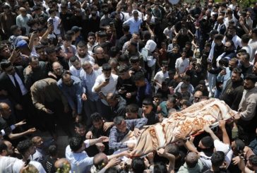 الخليل تودّع الفتى إبراهيم الخياط… تشييع حاشد وغضب بعد استشهاده برصاص الاحتلال