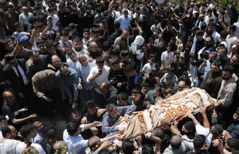 الخليل تودّع الفتى إبراهيم الخياط… تشييع حاشد وغضب بعد استشهاده برصاص الاحتلال