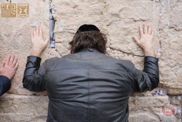 رئيس الأرجنتين في حائط البراق بحماية شرطة الاحتلال( صور)