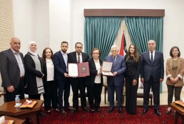 الرئيس يمنح القائد الوطني الراحل قدري أبو بكر نجمة الاستحقاق من وسام دولة فلسطين