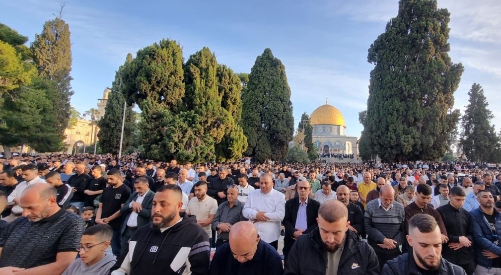 رغم تضييقات الاحتلال… 140 ألف مصلٍ يؤدون صلاة عيد الأضحى في الأقصى (صور)