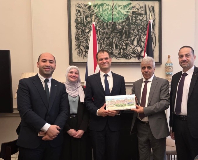 التربية تُطلع وزيراً بريطانياً على الانتهاكات بحق التعليم عبر لقاء افتراضي لمدرسة في الخليل