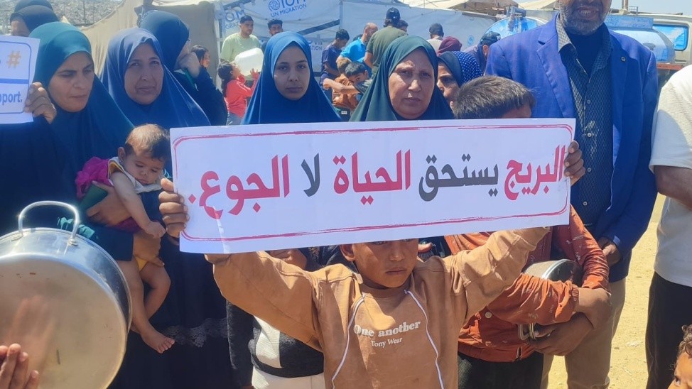 وقفة احتجاجية رفضًا لوقف توريد الطعام وإعاقة عمل المؤسسات الدولية للمخيمات بغزة
