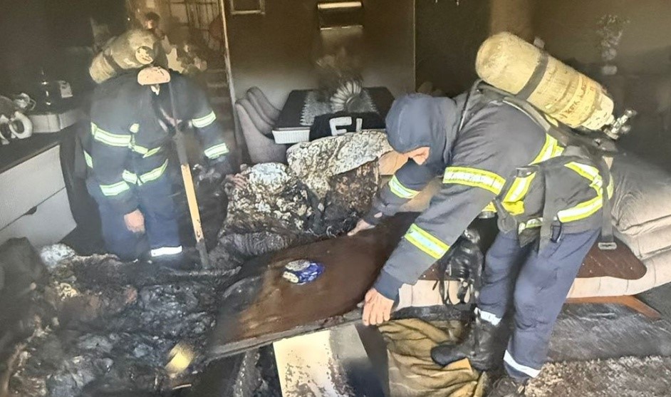 إطفائية بلدية الخليل تخمد نيرانا اندلعت في منزل بالمدينة