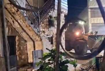 شاهد- الاحتلال يحاصر بلدة بيت أمر ويغلق كافة مداخلها بالسواتر الترابية