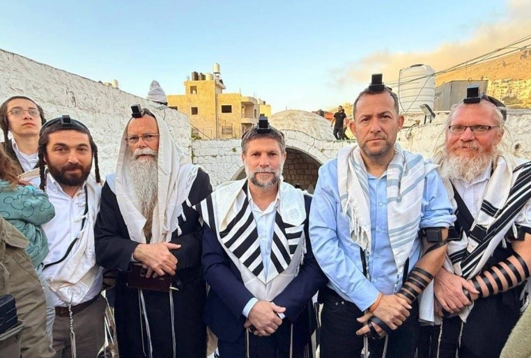 بمشاركة سموتريتش: آلاف المستوطنين يقتحمون “مقام يوسف” في نابلس
