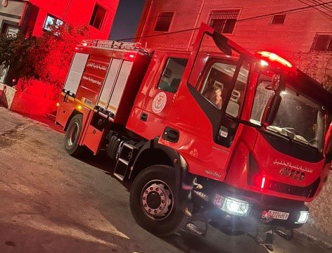 إطفائية بلدية الخليل تخمد حريقين في منزل وحقل اعشاب
