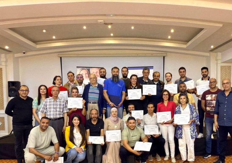 الدكتور عادل أبو شرخ يختتم دورة متخصصة في زراعة الأسنان الفورية في تونس