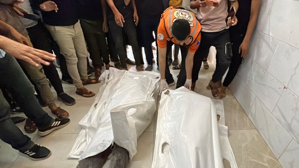 8 منذ الصباح: شهيدان وجرحى باستهداف سيارة بمواصي خان يونس جنوب القطاع
