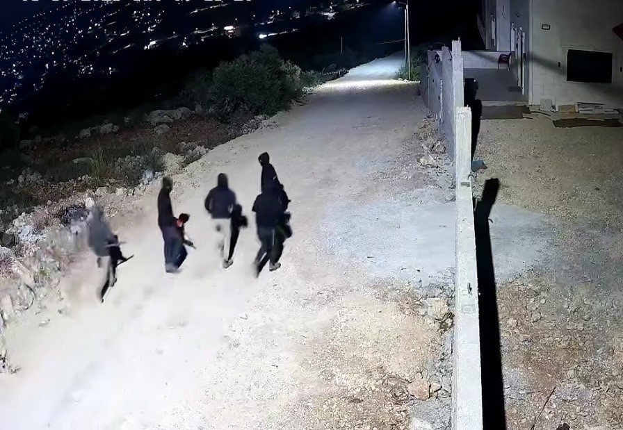 مستوطنون يهاجمون عدة منازل في بيتا جنوب نابلس