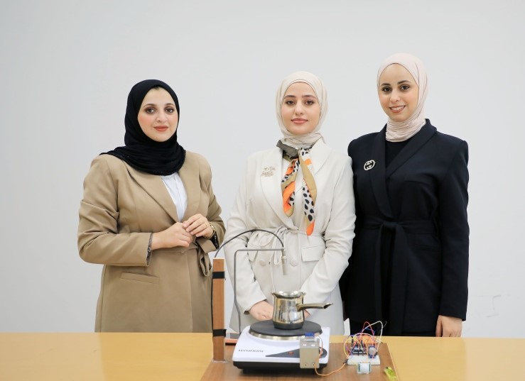 ثلاث طالبات من الجامعة العربية الأمريكية يبتكرن نظاما ذكيا يجعل المطبخ أكثر أمانا
