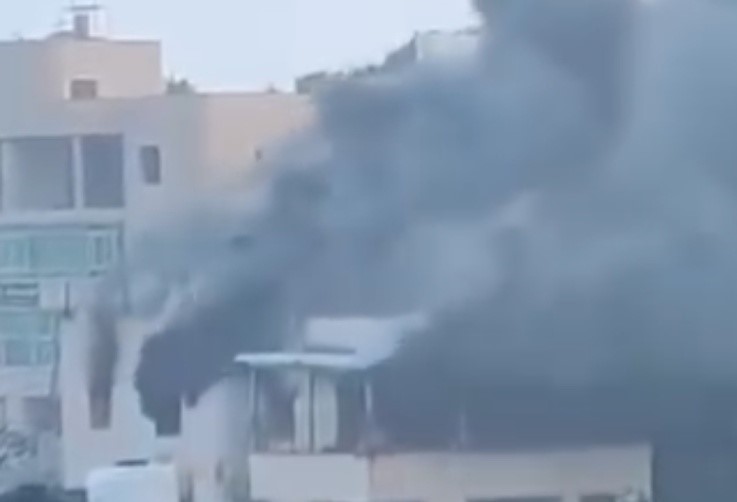 إطلاق نار وحرق منازل في بيت أمر.. والاحتلال يغلق المداخل ويعزل البلدة بالكامل