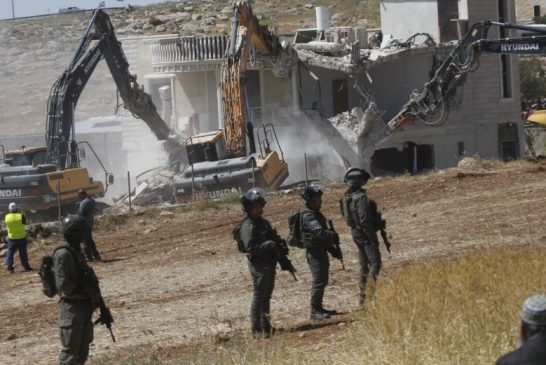 القدس : الاحتلال يهدم منشآت سكنية وزراعية في بلدة مخماس