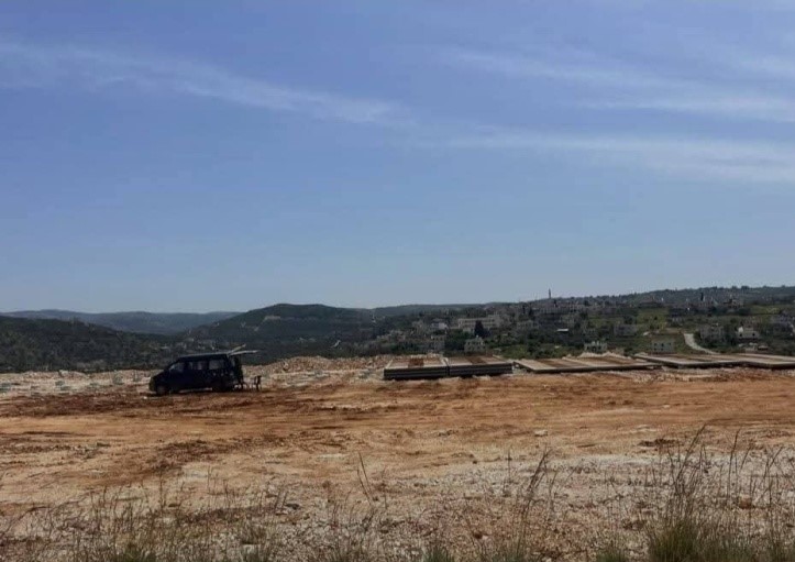 مستوطنون يشرعون بإقامة بؤرة استيطانية جديدة على أراضي بروقين غرب سلفيت