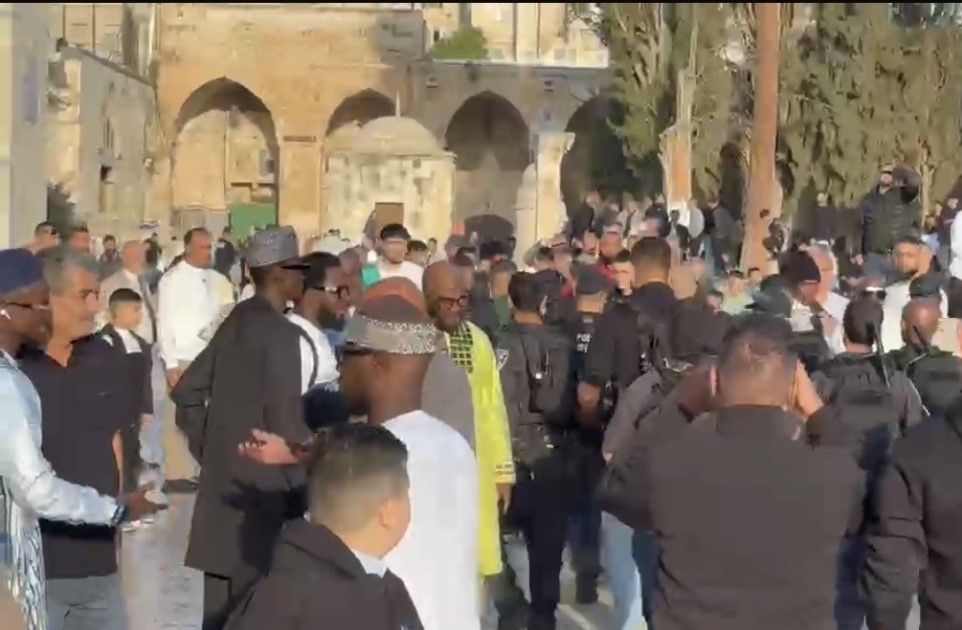 قوات الاحتلال تعتقل سيدة وصحفيا من دائرة الأوقاف في المسجد الأقصى