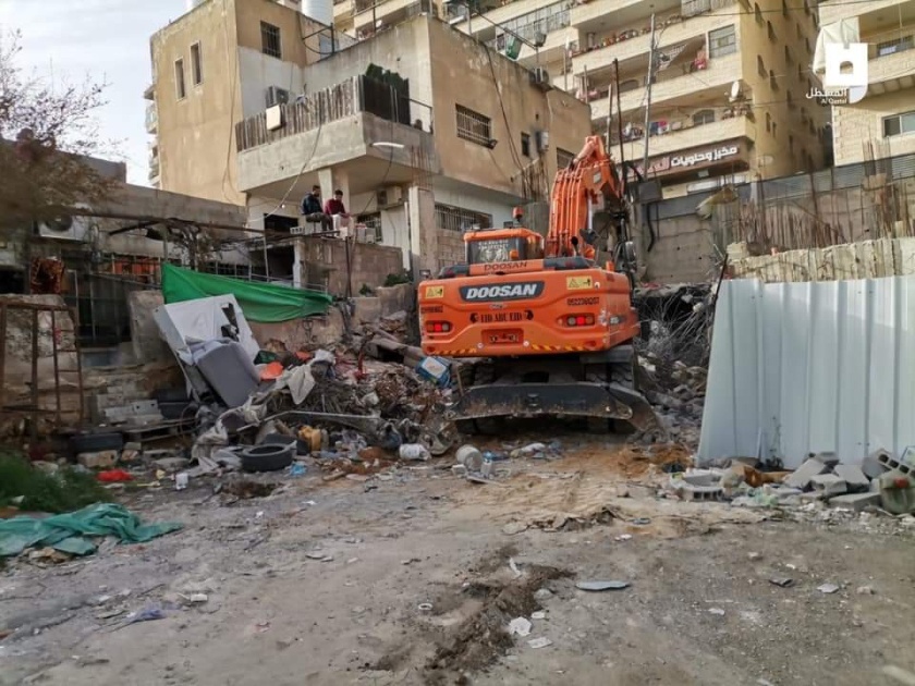 الاحتلال يجبر مواطنا على هدم منزله في مخيم شعفاط شمال القدس