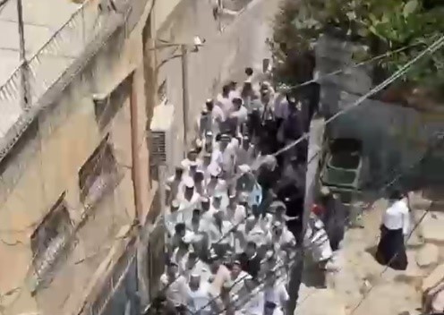 شاهد- عشرات المستوطنين يقتحمون حي بطن الهوى في سلوان