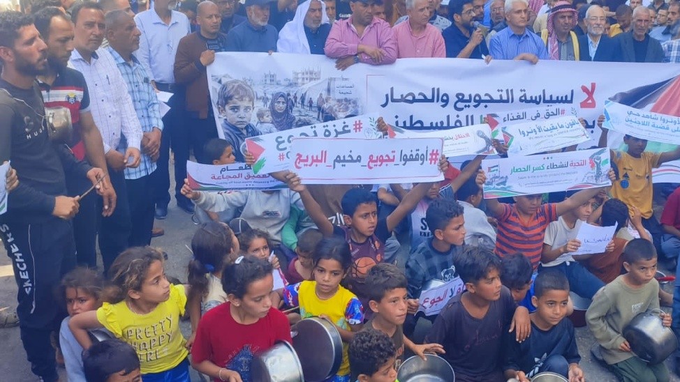 وقفة جماهيرية بمخيمي البريج والنصيرات تطالب بفك الحصار ودعم الأونروا واستمرار الإغاثة