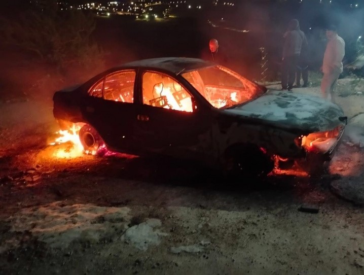 مستوطنون يحرقون مركبة وجزءًا من منزل في خربة مسعود جنوب جنين