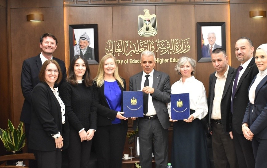 فلسطين وبريطانيا توقعان مذكرة لتعزيز التعاون بمجال التعليم العالي والبحث العلمي