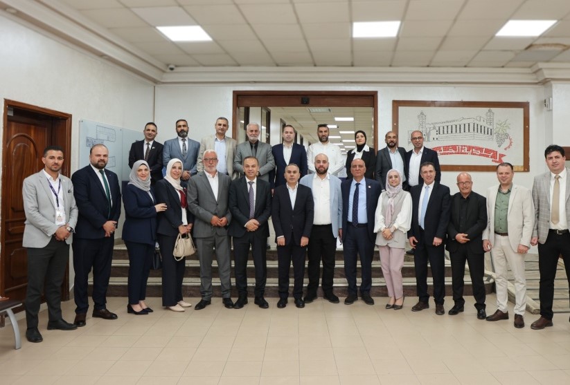 سفراء فلسطين يؤكدون من دار بلدية الخليل: المدينة أولوية وطنية وصمودها معركة وجود وهوية