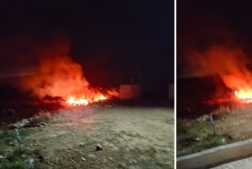 شاهد- مستوطنون يضرمون النار بممتلكات في يطا وإصابة مواطن بحروق