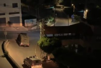 الاحتلال يعتقل شقيقين في سلفيت بعد مداهمة منزليهما والعبث بمحتوياتهما
