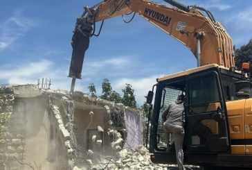 الاحتلال يجبر أصحاب المنازل المهدومة في قلنديا على إزالة ما تبقى من معالمها