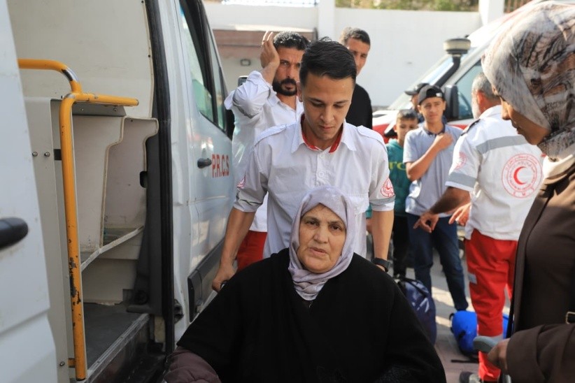 إجلاء 79 مريضًا ومرافقًا للعلاج بالخارج عبر معبر رفح