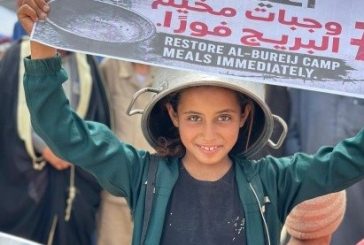 أطفال البريج يرفعون الأواني الفارغة في وقفة احتجاجية ضد الجوع