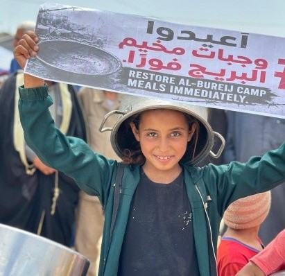 أطفال البريج يرفعون الأواني الفارغة في وقفة احتجاجية ضد الجوع
