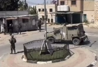 الاحتلال يقتحم كفل حارس ويغلق المحال التجارية تمهيدا لاقتحام المستوطنين