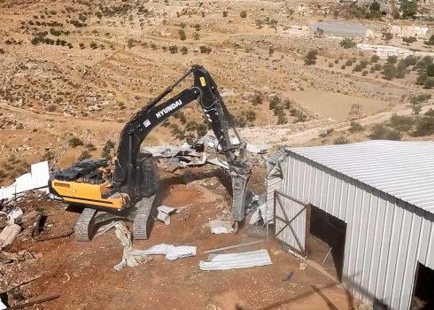 الخليل : الاحتلال يخطر بهدم 5 مساكن مأهولة وثلاثة منشآت زراعية في مسافر يطا جنوب الخليل