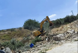 نابلس : الاحتلال يقتلع عشرات أشجار الزيتون من أراضي مادما