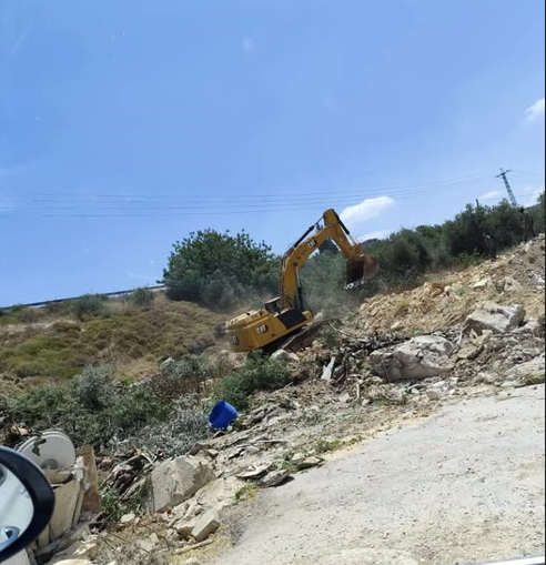 نابلس : الاحتلال يقتلع عشرات أشجار الزيتون من أراضي مادما