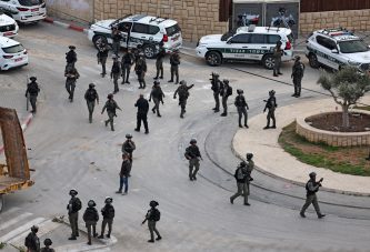 الاحتلال يقتحم جبل المكبر ويوزع أوامر هدم ومخالفات ويشدد إجراءاته في كفر عقب