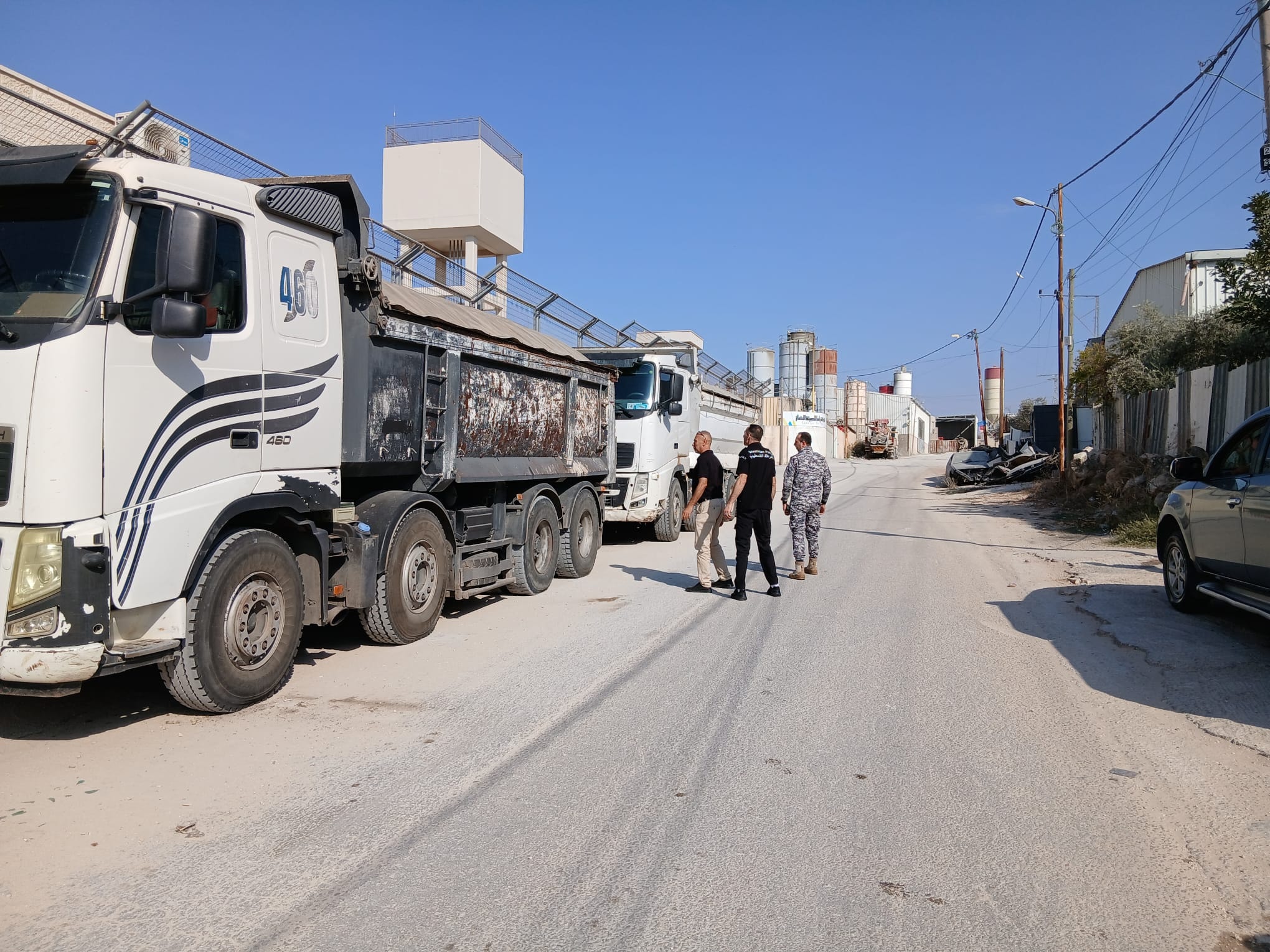 قلقيلية: سلطة جودة البيئة تضبط شاحنتين إسرائيليتين محملتين بمخلفات وتعيدهما إلى مصدرهما