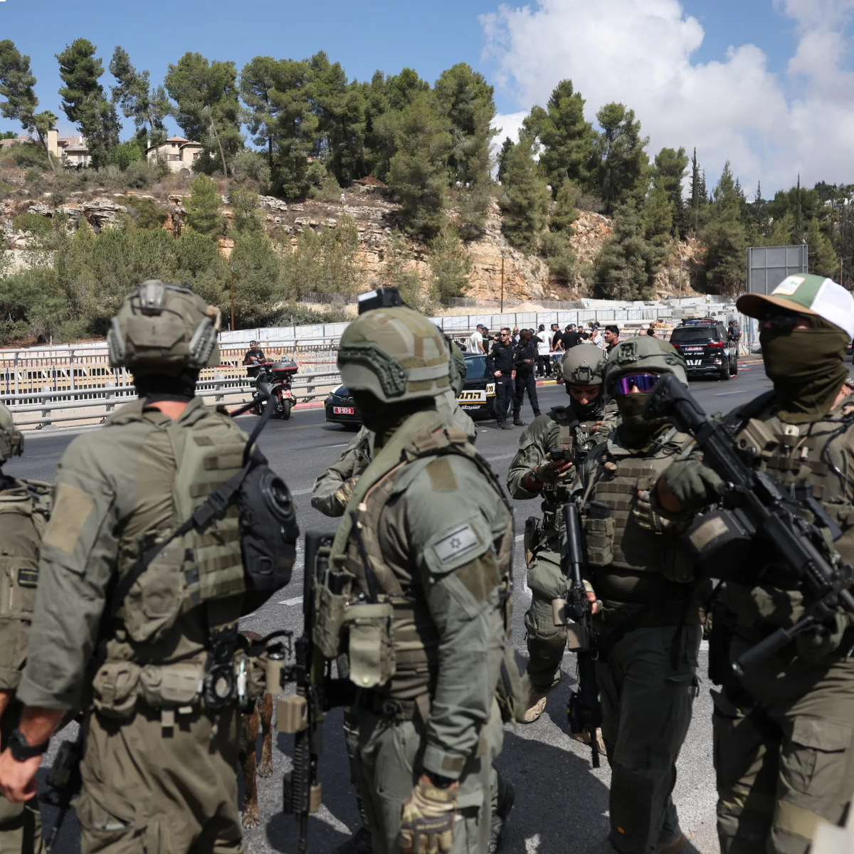 القدس : الاحتلال يعتقل 12 مواطنا قرب حاجزي مزموريا وجبع
