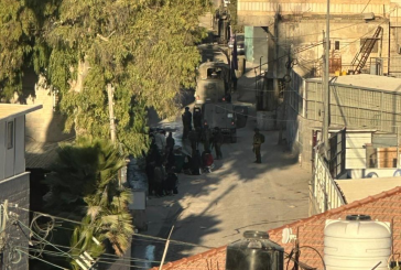 الخليل : قوات الاحتلال تحتجز عشرات المواطنين في مدينة الخليل