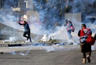 القدس : إصابات بالاختناق عند مدخل الرام شمال القدس