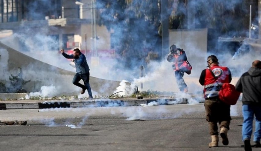 القدس : إصابات بالاختناق عند مدخل الرام شمال القدس