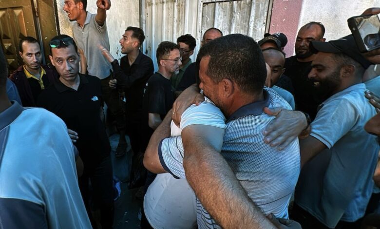 وصول 16 أسيرا محررا إلى مستشفى شهداء الأقصى في دير البلح