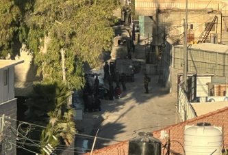 الخليل : الاحتلال يحتجز عشرات المواطنين في بيت أمر