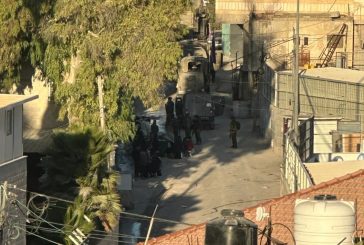 الخليل : الاحتلال يحتجز عشرات المواطنين في بيت أمر