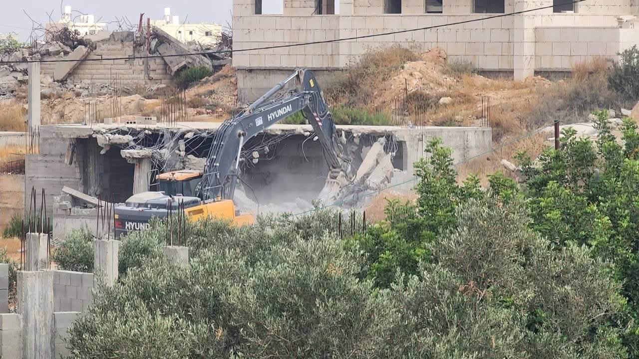 رام الله : الاحتلال يهدم منزلين قيد الإنشاء في شقبا